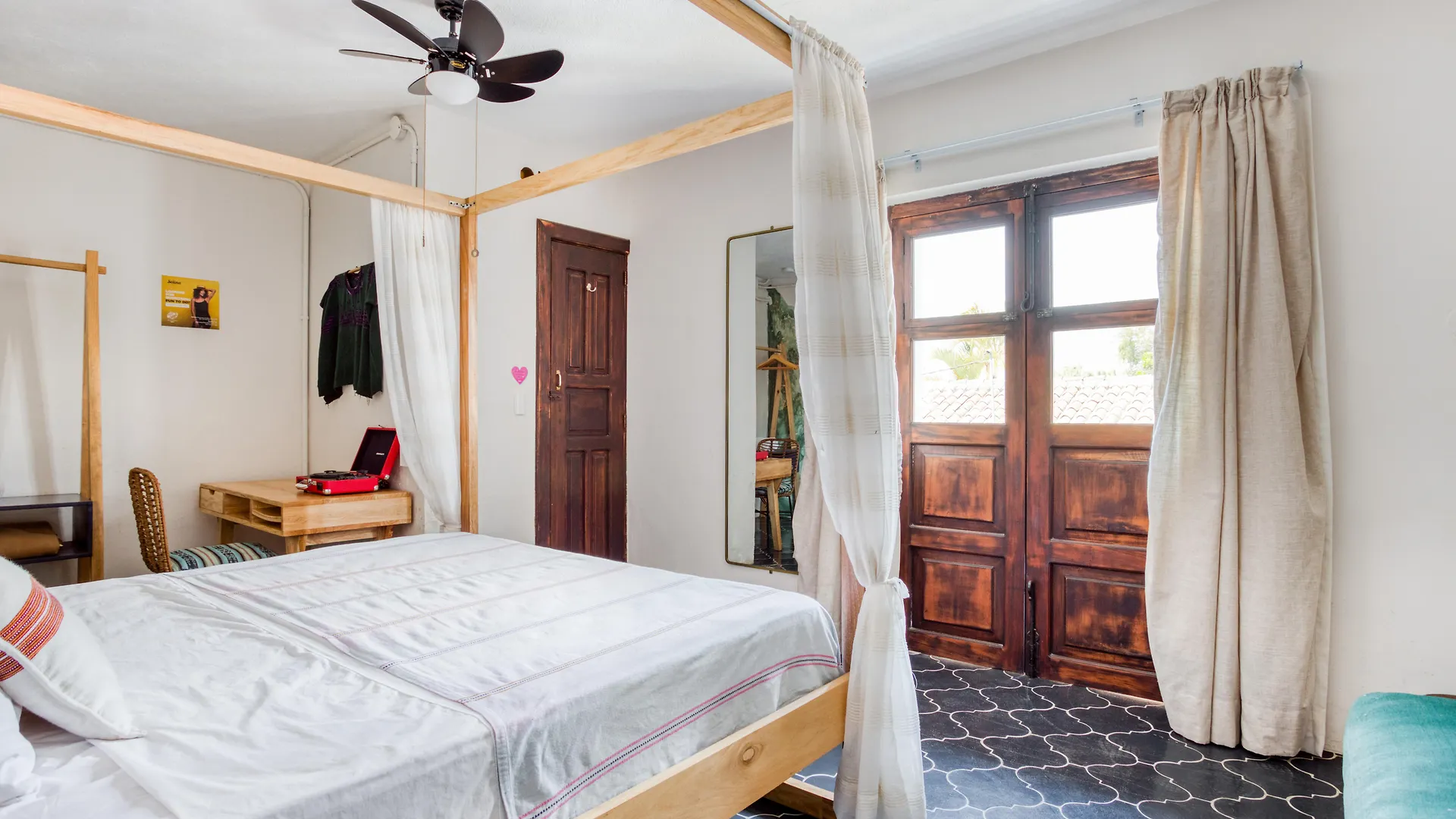 Socialtel Antigua Hotel